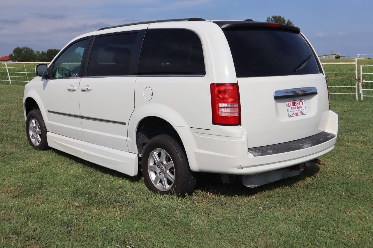 Used 2010 Chrysler Town & Country Touring FWD image 3
