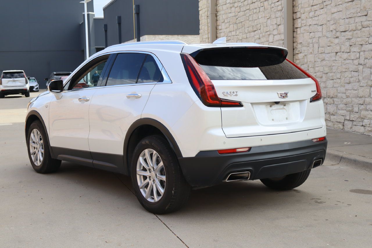 Used 2023 Cadillac XT4 Luxury w/ Cold Weather Package FWD image 3