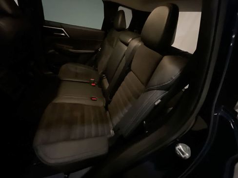 Used 2023 Mitsubishi Outlander SE image 21