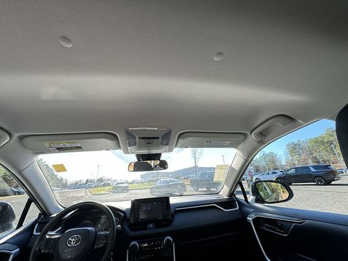 Used 2021 Toyota RAV4 LE image 16