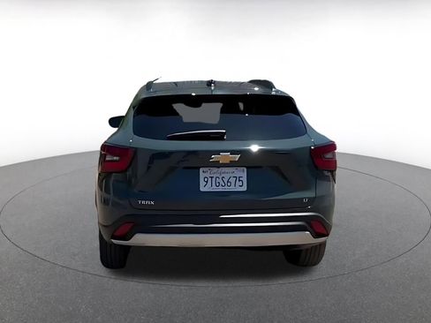 Used 2025 Chevrolet Trax LT FWD image 12
