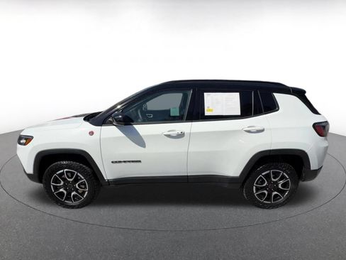 Used 2025 Jeep Compass Trailhawk AWD/4WD image 9