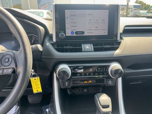 Used 2025 Toyota RAV4 LE AWD/4WD image 26