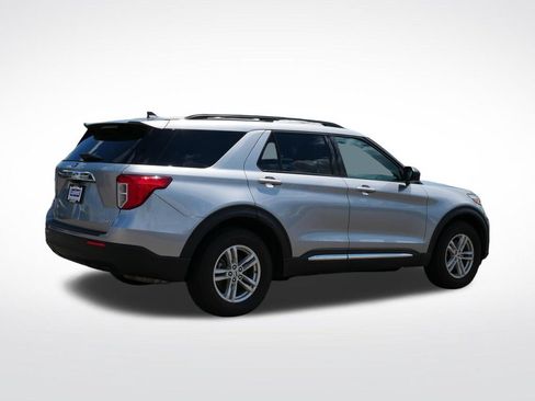 Used 2022 Ford Explorer XLT AWD/4WD image 3