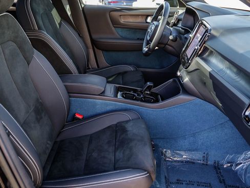 Used 2023 Volvo XC40 Recharge Plus image 19