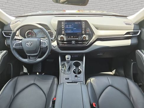 Used 2022 Toyota Highlander XLE FWD image 9