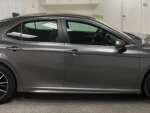Used 2022 Toyota Camry SE image 4