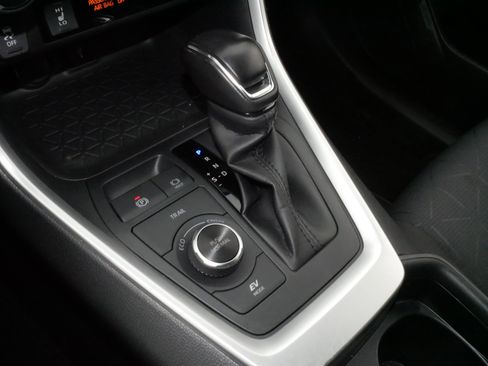 Used 2020 Toyota RAV4 XLE w/ XLE Grade Weather Package image 24