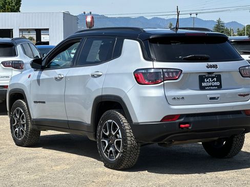 Used 2025 Jeep Compass Trailhawk AWD/4WD image 7