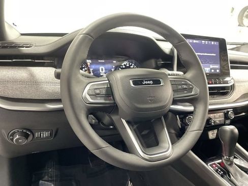 Used 2025 Jeep Compass Latitude AWD/4WD image 14