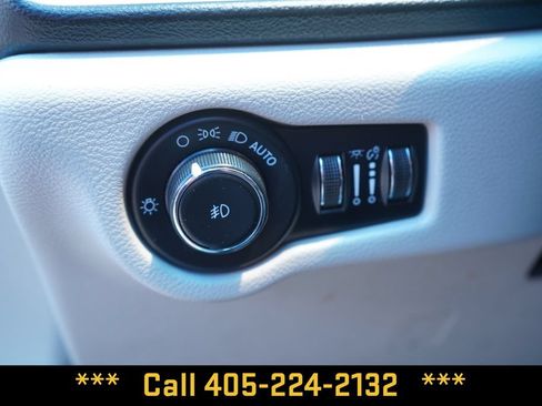 Used 2023 Chrysler Pacifica Touring-L FWD image 28