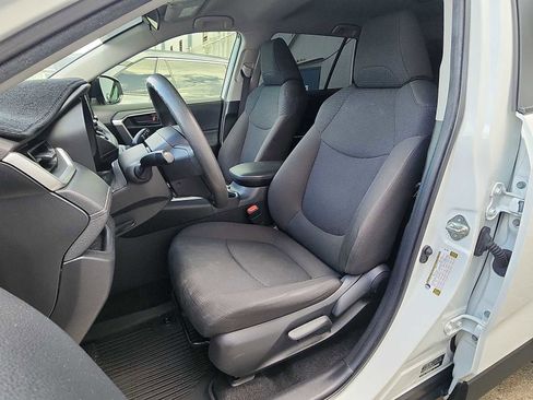 Used 2022 Toyota RAV4 LE image 12