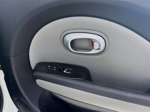 Used 2017 Kia Soul FWD image 29