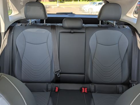 Certified 2025 Volkswagen Tiguan SE AWD/4WD image 13
