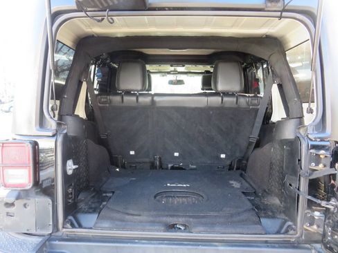 Used 2017 Jeep Wrangler Unlimited Sahara AWD/4WD image 12
