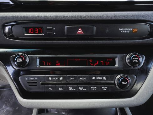 Used 2018 Kia Sedona EX image 25