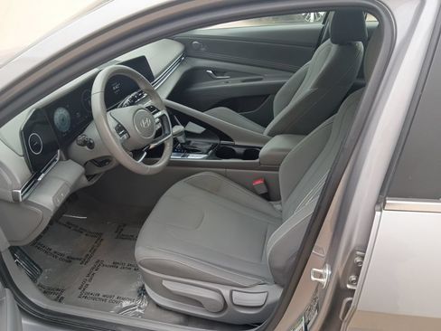 Used 2025 Hyundai Elantra SEL FWD image 3