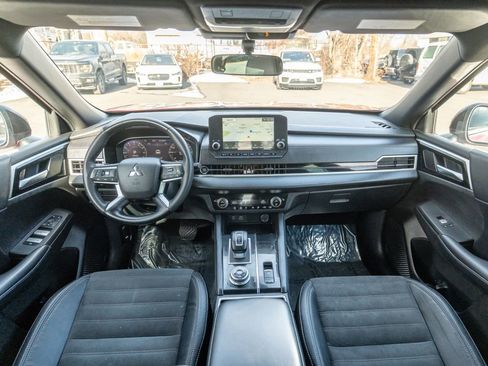 Used 2023 Mitsubishi Outlander SE Black Edition image 16