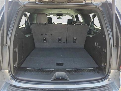 Used 2022 Chevrolet Suburban LT w/ Luxury Package image 6