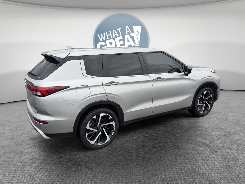 Used 2024 Mitsubishi Outlander SE AWD/4WD image 3