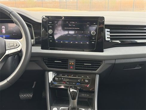 Used 2025 Volkswagen Jetta SE image 10