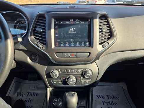 Used 2019 Jeep Cherokee Trailhawk w/ Cold Weather Group image 19