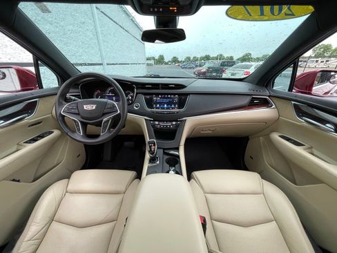 Used 2017 Cadillac XT5 Luxury w/ Driver Awareness Package FWD image 3