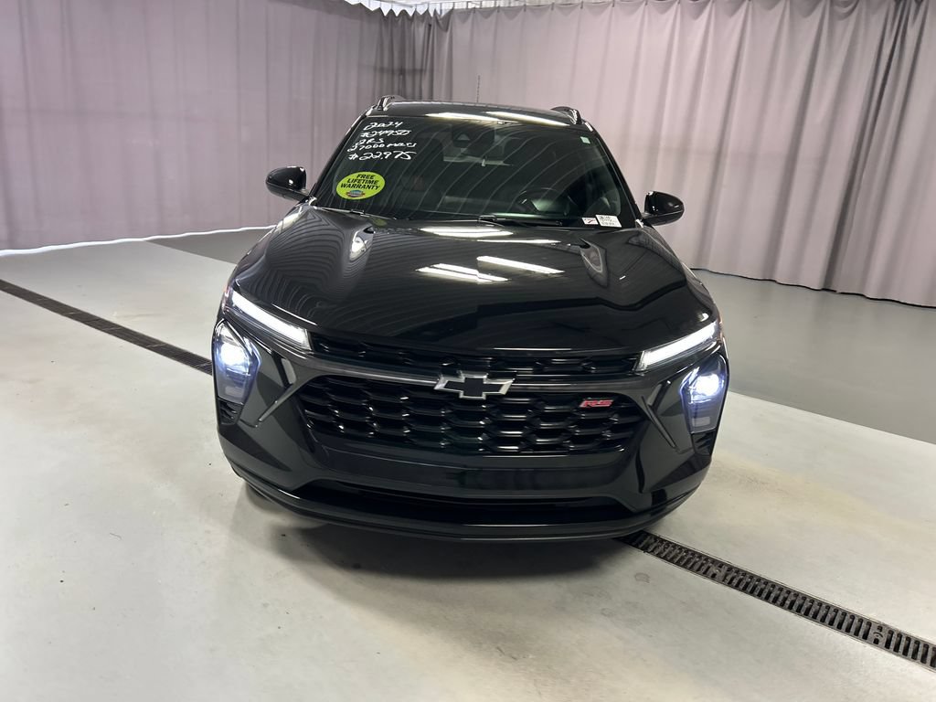 Used 2024 Chevrolet Trax RS w/ Driver Confidence Package FWD image 2