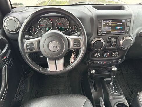 Used 2018 Jeep Wrangler Unlimited Sahara AWD/4WD image 22