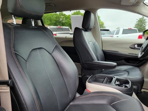 Used 2020 Chrysler Pacifica Touring-L FWD image 34