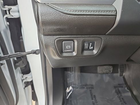 Used 2023 GMC Acadia SLT image 18