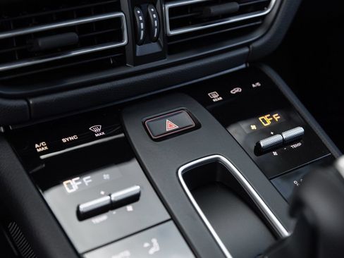 Certified 2026 Porsche Macan AWD/4WD image 25