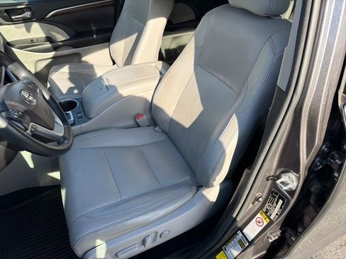 Used 2015 Toyota Highlander Limited Platinum image 16