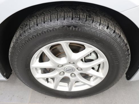 Used 2024 Chrysler Pacifica Touring-L FWD image 3