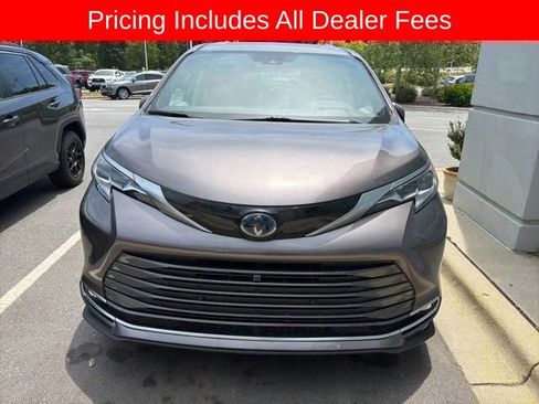 Used 2022 Toyota Sienna Platinum FWD image 11