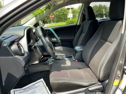 Used 2018 Toyota RAV4 LE w/ Carpet Mat Package AWD/4WD image 16
