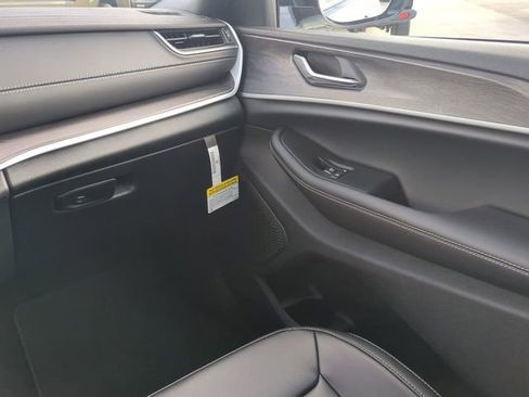 New 2025 Jeep Grand Cherokee Limited w/ Black Appearance Package image 20