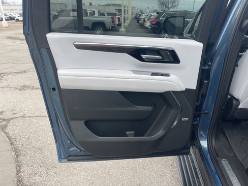 New 2025 Chevrolet Suburban Premier image 22