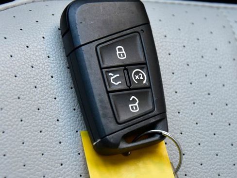 Used 2023 Volkswagen Tiguan SE R-Line image 28