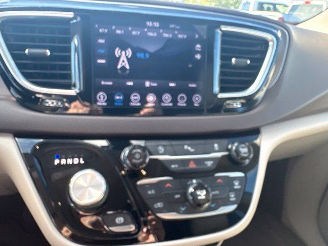 Used 2018 Chrysler Pacifica Touring-L Plus FWD image 9