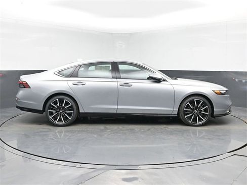 Used 2025 Honda Accord Touring image 11