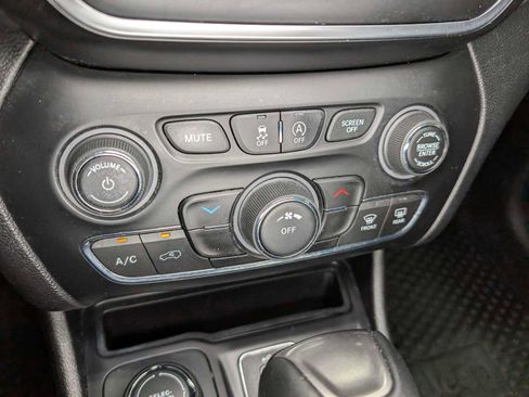 Used 2020 Jeep Cherokee Latitude Plus w/ Cold Weather Group AWD/4WD image 24