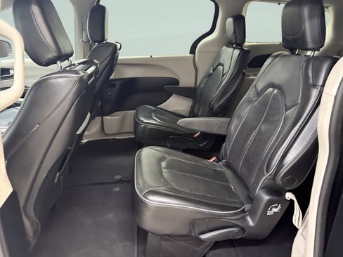 Used 2019 Chrysler Pacifica Limited image 14