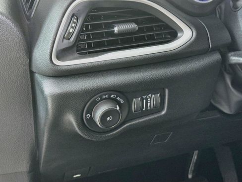 Used 2025 Chrysler Pacifica Select FWD image 14