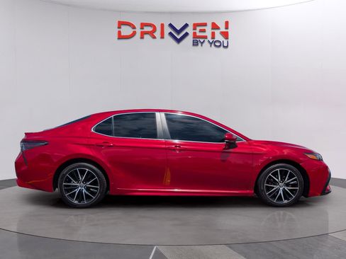 Used 2021 Toyota Camry SE FWD image 6
