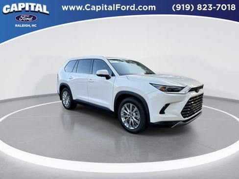 Used 2024 Toyota Grand Highlander AWD image 2