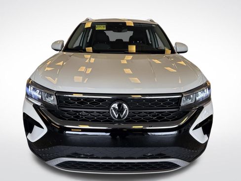 Certified 2024 Volkswagen Taos SE image 9
