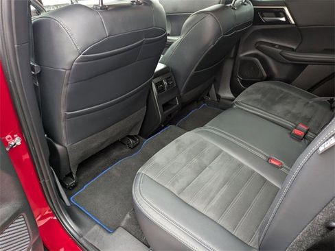 Used 2023 Mitsubishi Outlander SE image 35