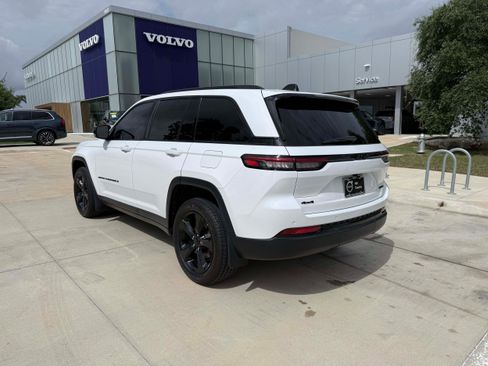 Used 2023 Jeep Grand Cherokee Limited w/ Black Appearance Package AWD/4WD image 4