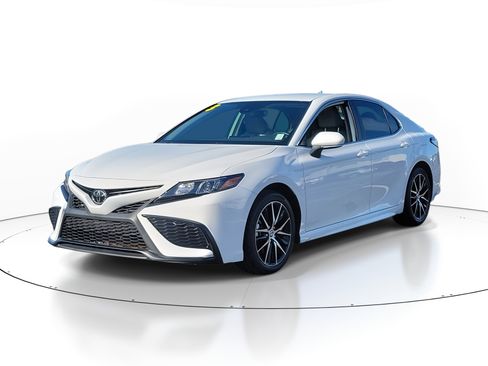Used 2023 Toyota Camry SE image 3